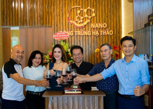 Buổi lễ khai trương showroom Nano Đông trùng hạ thảo Thanh Xuân có sự tham gia của các nhân vật nổi tiếng: NSND Trần Nhượng, người mẫu Quỳnh Tây,...