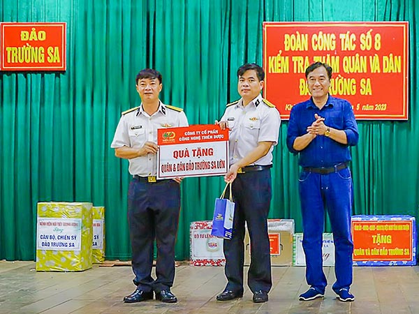 nam-thu-2-thien-duoc-dong-hanh-cung-quan-va-dan-dao-truong-sa-lon