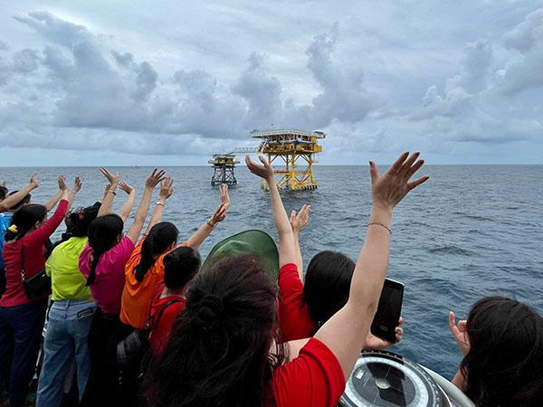 nam-thu-2-thien-duoc-dong-hanh-cung-quan-va-dan-dao-truong-sa-lon