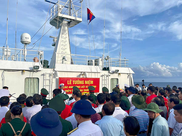 nam-thu-2-thien-duoc-dong-hanh-cung-quan-va-dan-dao-truong-sa-lon