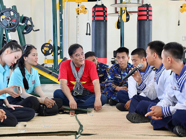 nam-thu-2-thien-duoc-dong-hanh-cung-quan-va-dan-dao-truong-sa-lon