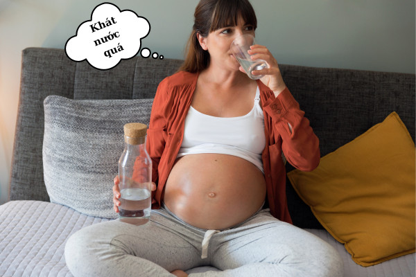Khat-nuoc-uong-nhieu-nuoc-trong-qua-trinh-mang-thai