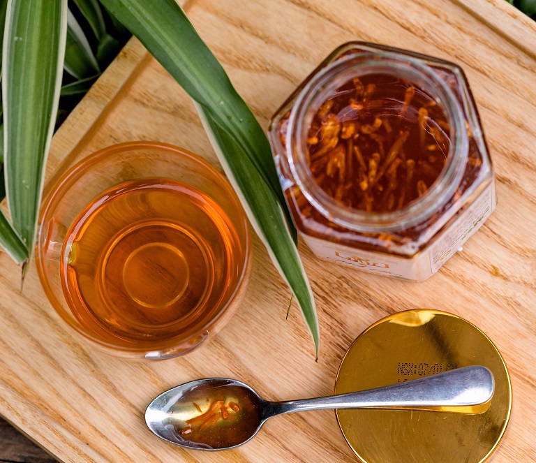 trung-thao-ngam-mat-ong