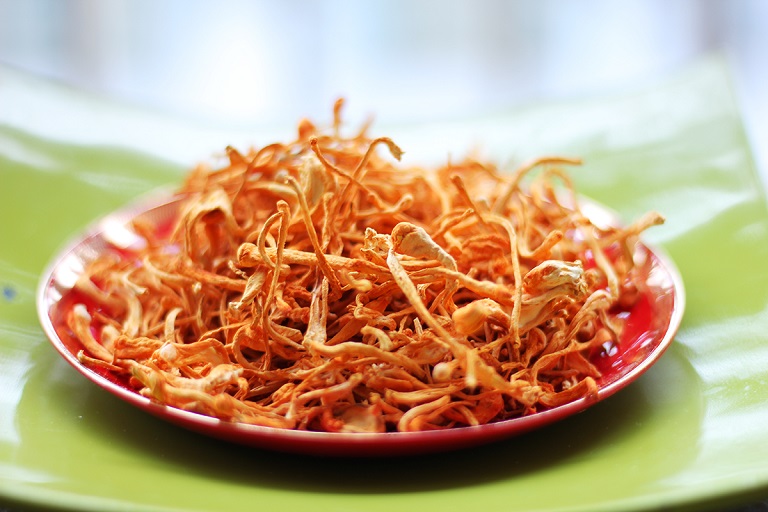 chi-nen-dung-dong-trung-ngam-mat-ong-dung-lieu