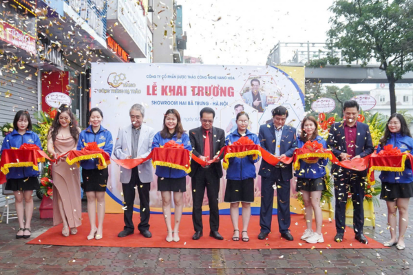 Thien-Duoc-khai-truong-showroom-Thanh-Nhan